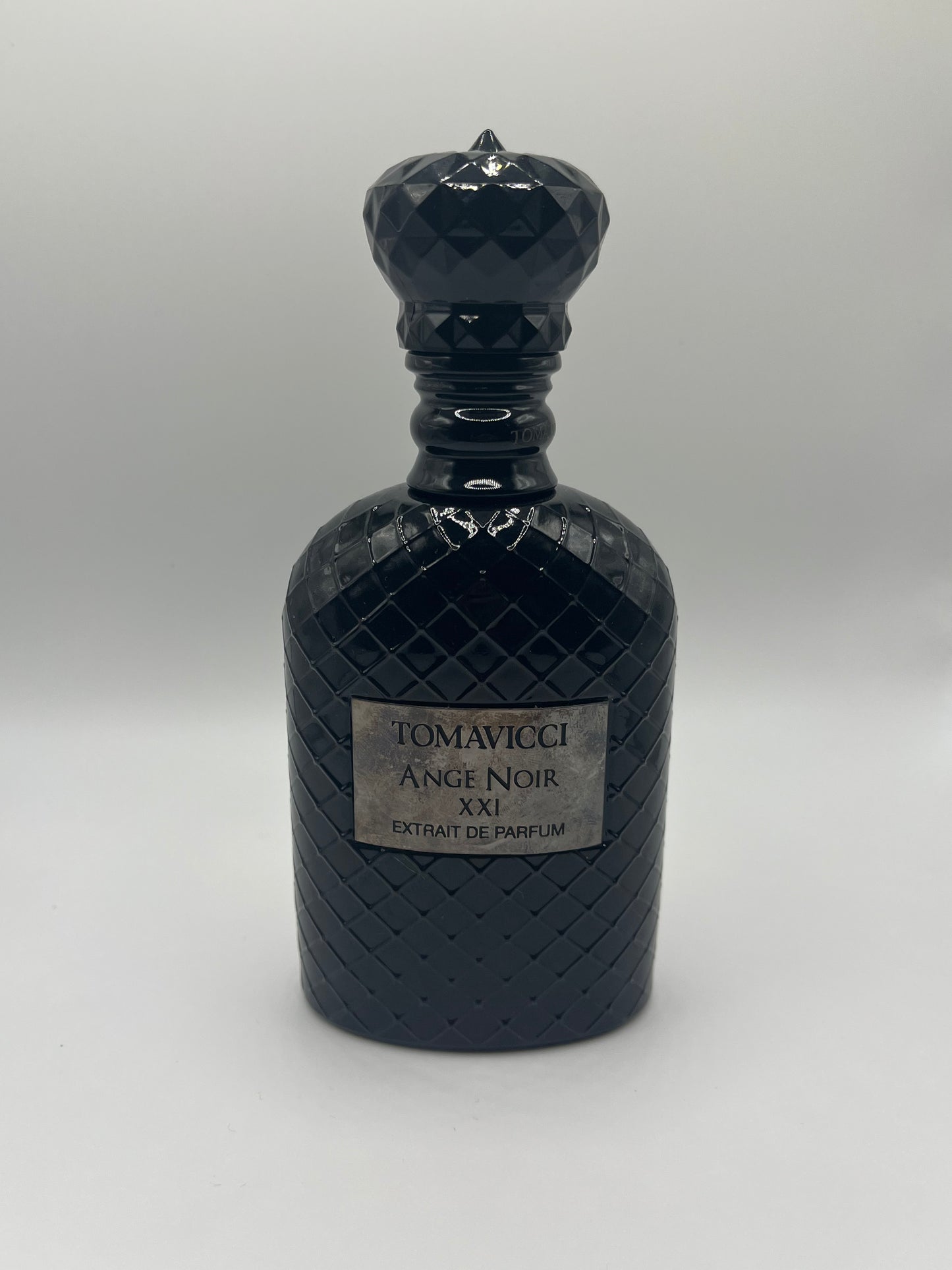 Ange Noir XXI decant – fruity floral woody fragrance with green apple, Bulgarian rose, black violet, cedar, and musk.