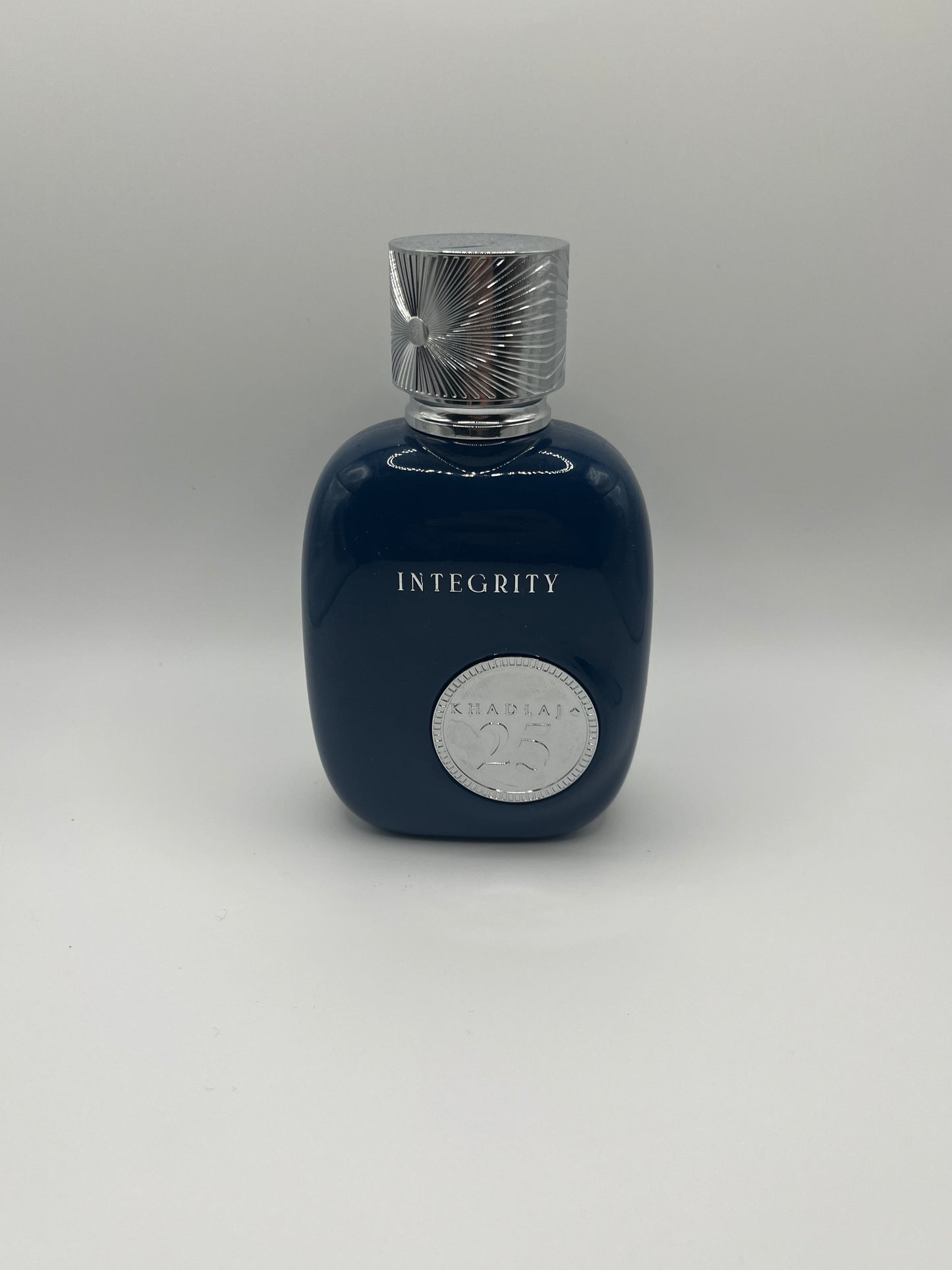 Khadlaj 25 Integrity decant – fresh woody fragrance inspired by Swy Freeze with grapefruit, chestnut, tonka bean, and vanilla.