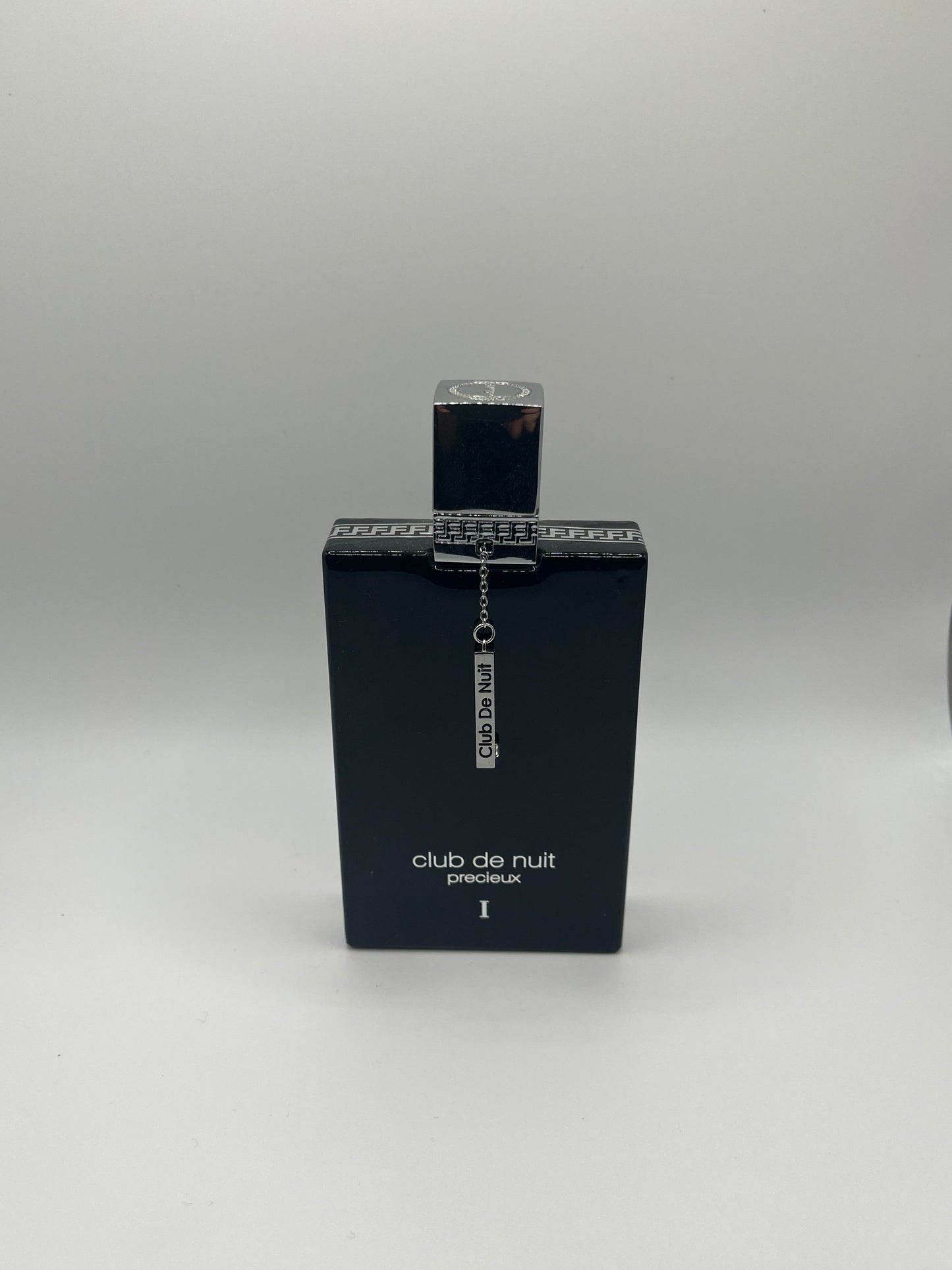 Club de Nuit Précieux decant – fruity spicy fragrance with pineapple, caramel, jasmine, vanilla, leather, and oakmoss.