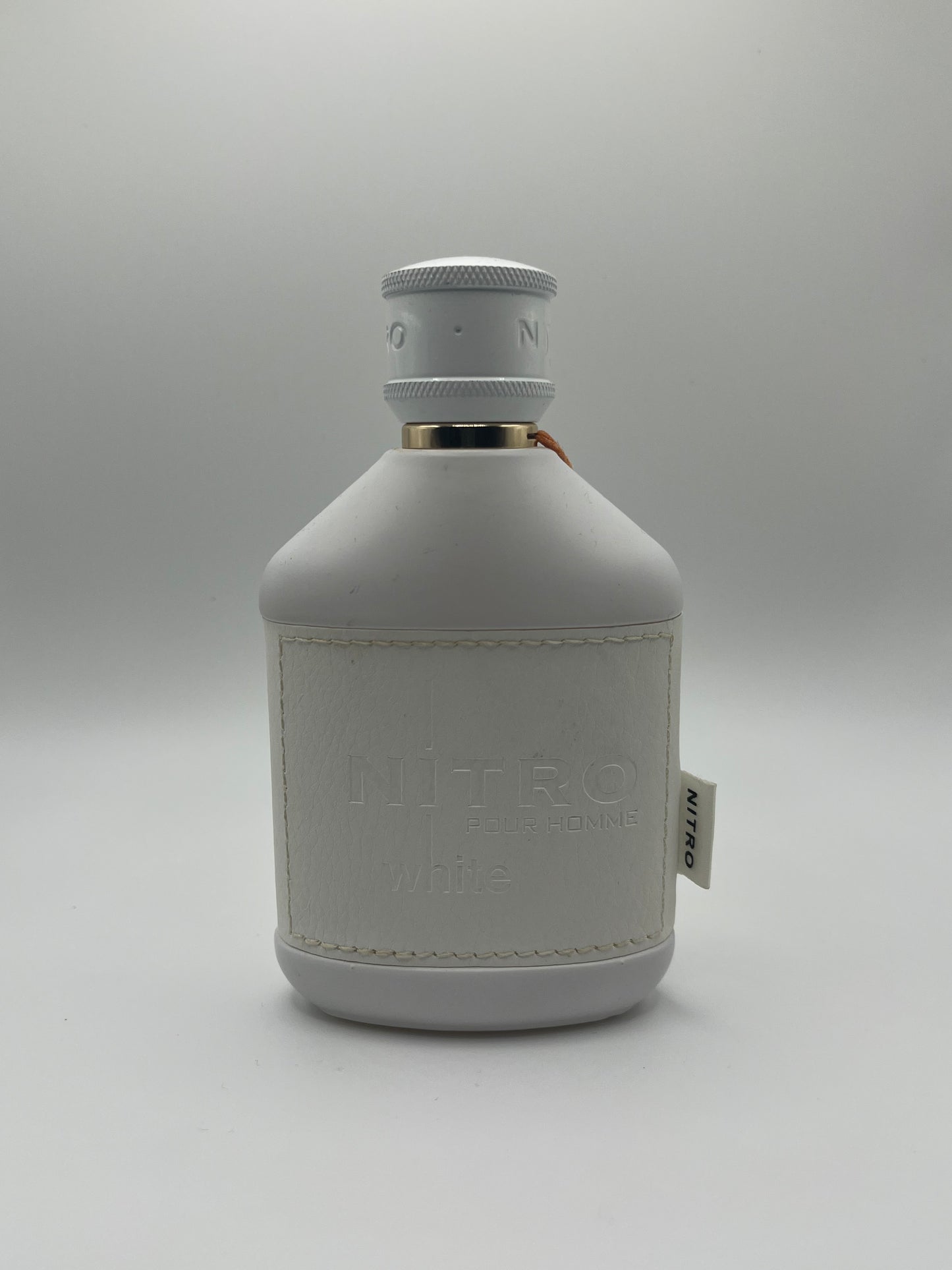 Nitro White by Dumont decant – sweet woody fragrance with cypress, iris, honey, patchouli, vanilla, and leather.

