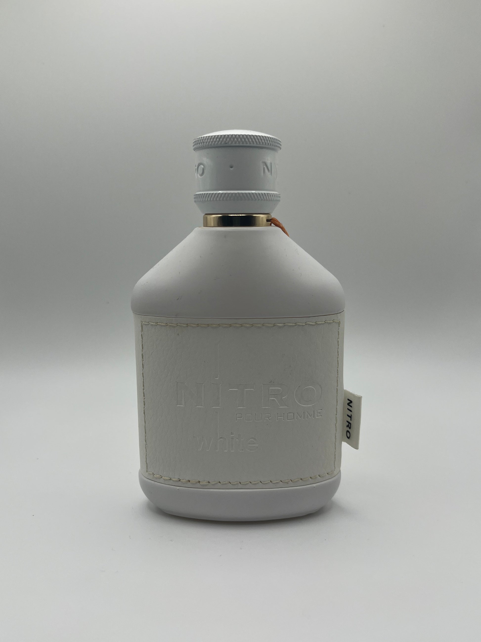 Nitro White by Dumont decant – sweet woody fragrance with cypress, iris, honey, patchouli, vanilla, and leather.


