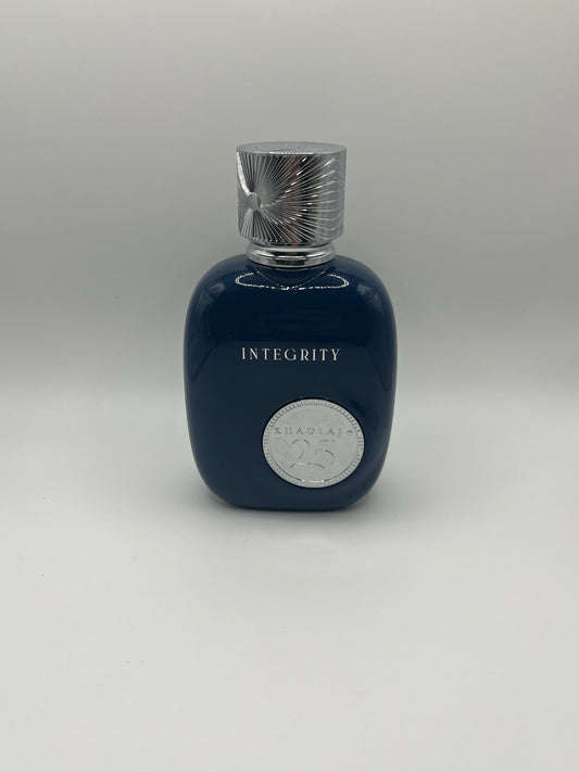 Khadlaj 25 Integrity decant – fresh woody fragrance inspired by Swy Freeze with grapefruit, chestnut, tonka bean, and vanilla.


