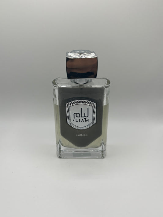 Liam Grey decant – spicy woody fragrance inspired by Gris Charnel with fig, cardamom, black tea, vanilla, and sandalwood.

