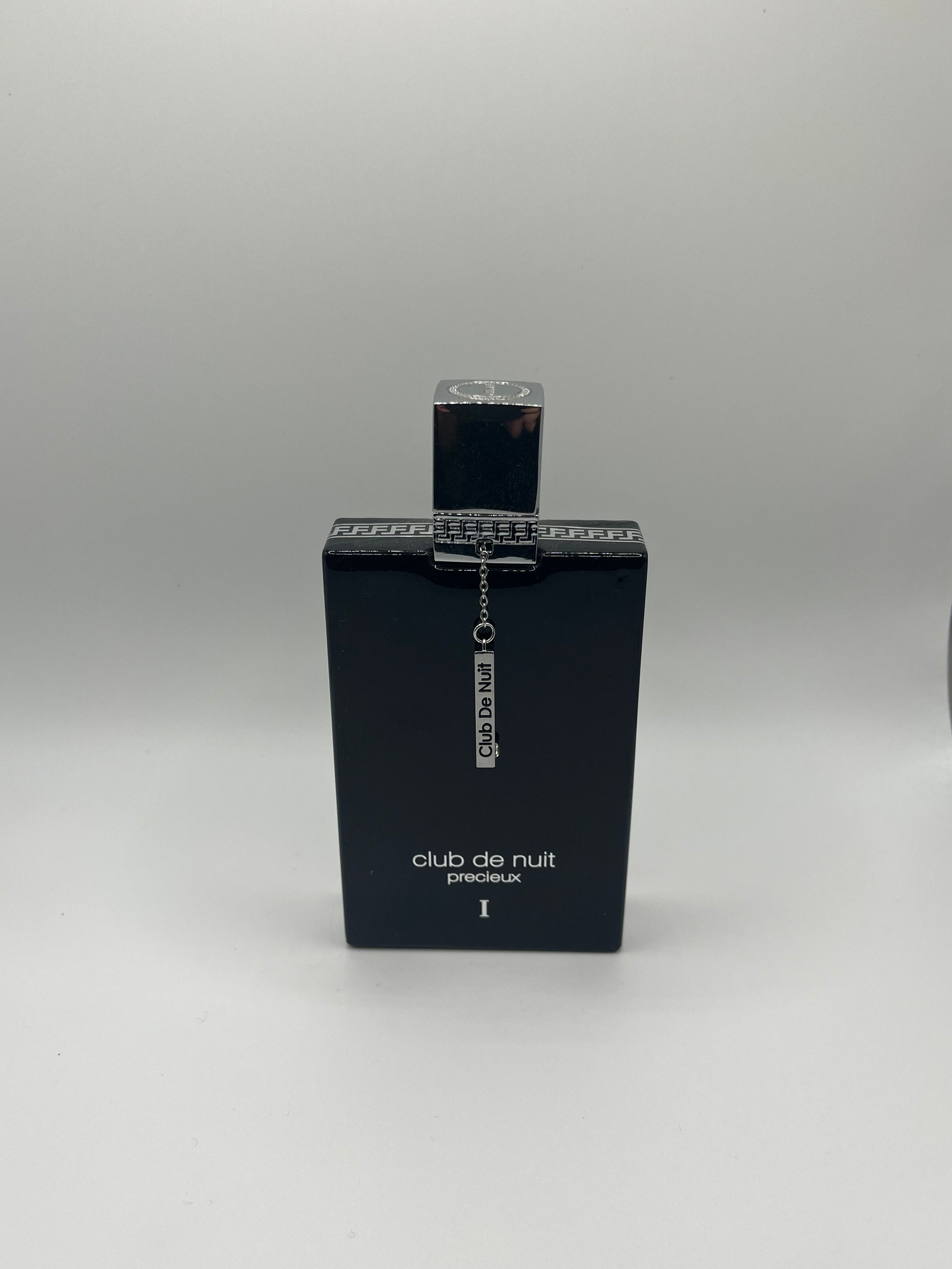 Club de Nuit Précieux decant – fruity spicy fragrance with pineapple, caramel, jasmine, vanilla, leather, and oakmoss.

