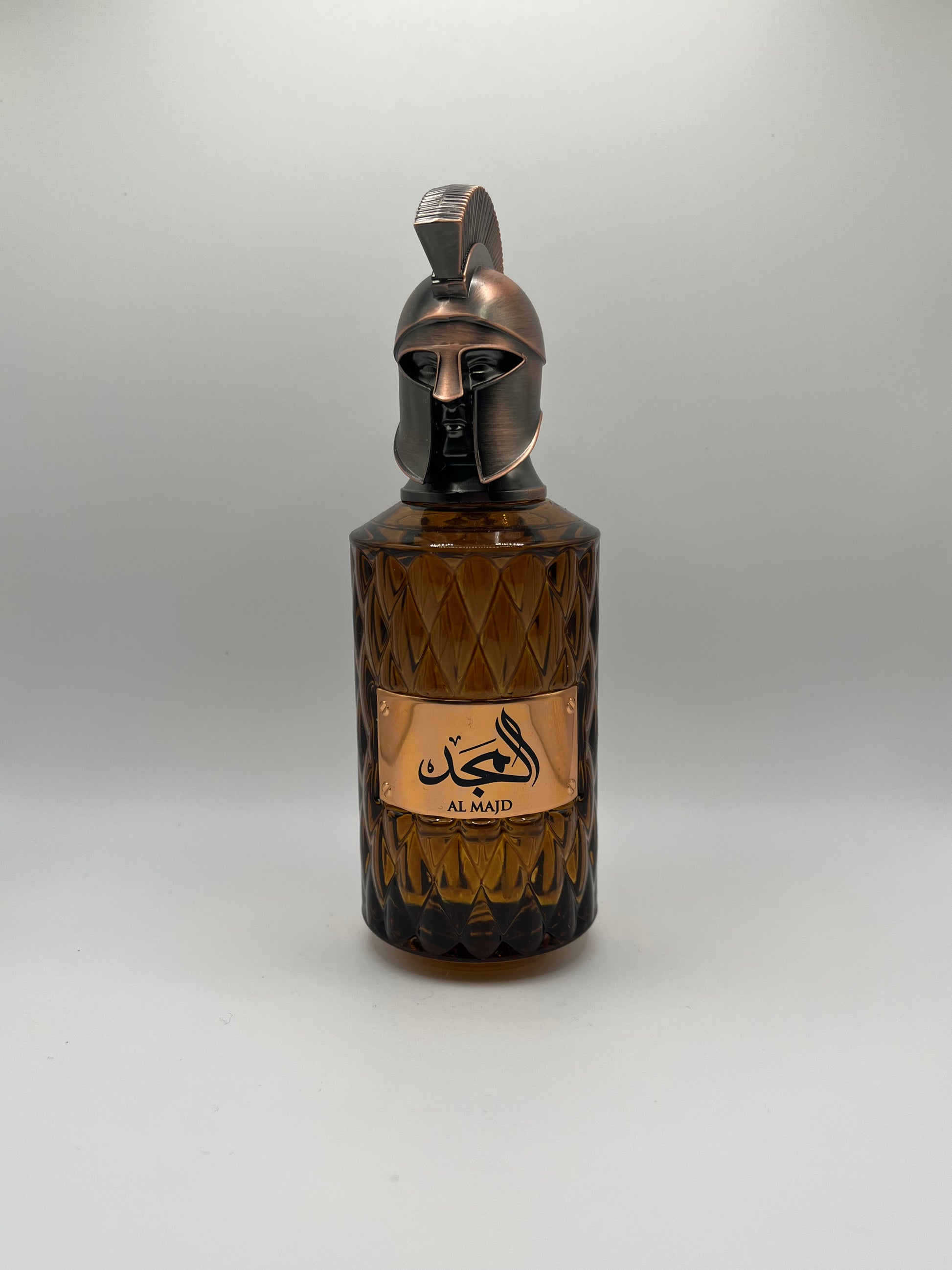 Le Falcone Al Majd decant – citrus spicy fragrance with lemon, ginger, green apple, cinnamon, vanilla, and musk.

